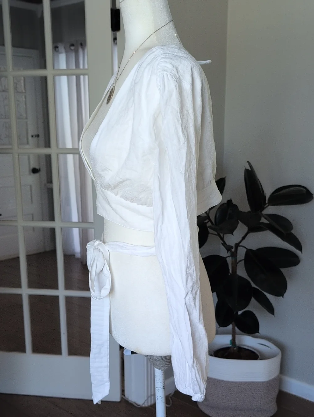 Princess Polly White Low Plunge Long-Sleeve Wrap Tie Crop Top Size 8 - Picture 3 of 6